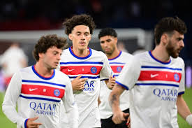 Les compositions de PSG-Slovan Bratislava: Khvitcha Kvaratskhelia sur le banc, Maghnes Akliouche, Dro Fernandez et Illia Zabarnyi titulaires — L'Équipe