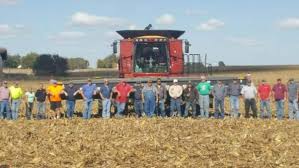 Iowa farmers harvest injured friend's crop for free
