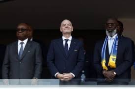 Presidente da FIFA foi fotografado em dois jogos do Mundial que ocorreram em simultâneo? Falso