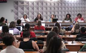Mulheres pedem aprovação imediata do projeto que torna a misoginia crime