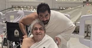 أحمد فلوكس يصطحب والده فاروق فلوكس لأداء مناسك العمرة على كرسى متحرك
