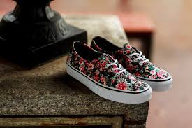 Resultado de imagem para tênis casual florais