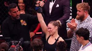 Ronda Rousey atropela Gina Carano e vence em apenas 17 segundos em seu retorno