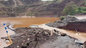 Dique da mineradora Vale se rompe em Ouro Preto (MG)