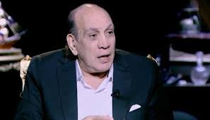 جدل واسع بعد إعلان مدافن لمنير مكرم.. والفنان يرد: "مش بعمل حاجة غير مشروعة"