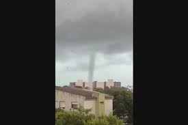"Um redemoinho chegou a se formar": temporal causa alagamentos, destelhamentos e queda de postes no sul do Estado
