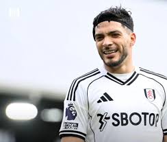 Raúl Jiménez recibe emotiva ovación de los Wolves en duelo ante el Fulham