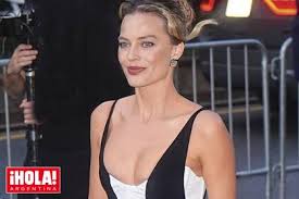 Margot Robbie: El Vestuario que Desafía la Moda y Enciende las Redes - Imagen principal del artículo