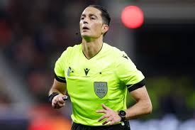 ‘Zeg vriend, ik zou lekker doorgaan met fluiten’, zei Willem van Hanegem tegen de jonge Serdar Gözübüyük