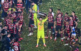 Após recusar proposta, Rossi segue negociando renovação com Flamengo