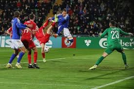 Eliminatorias Europeas: Italia al borde del repechaje, Cristiano Ronaldo expulsado y Francia al Mundial 2026