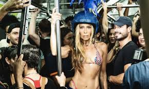 Adriane Galisteu faz em ensaio de carnaval no metrô do Rio; veja fotos