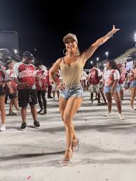 Viviane Araujo sobe em plataforma durante ensaio do Salgueiro na Sapucaí