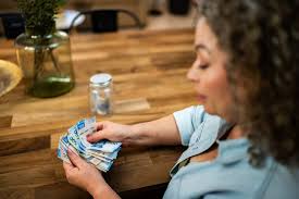 Pensión Bienestar en marzo 2026: las personas que reciben el pago de 6,400 pesos hoy jueves