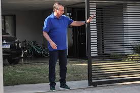 Bolsonaro completa 6 meses preso com briga por sobrevivência do clã e em negociação por domiciliar