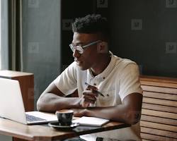 freelancer working on a laptop in a coffee shop resmi