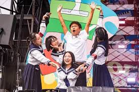 新しい学校のリーダーズ「ごぶごぶフェス」に登場 “青春浜田雅功靴下”を履いてパフォ（vois ヴォイス）