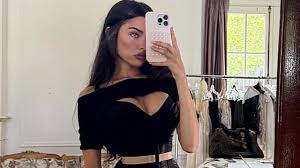 Singer Madison Beer Sizzles in a Cinched Black Corset Look During a Bold Mirror Selfie Moment