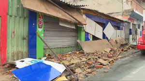 Marquise desaba durante chuva forte e interdita calçada no bairro São Gabriel, em BH