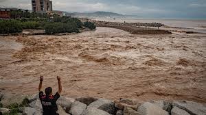 Schwere Unwetter in Spanien: 200 Liter Regen lassen Flüsse über die Ufer treten — T-Online