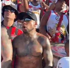 Sem clube, Marinho acompanha Ba-Vi no meio da torcida do Vitória no Barradão; vídeo