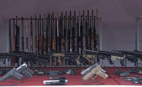 Ronald Johnson presume resultados contra tráfico de armas en EU con 50 mil armas aseguradas