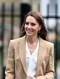 Kate Middleton combina alfaiataria bege e colar de ouro em homenagem aos filhos