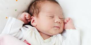Pastikan bayi Anda memperoleh tidur cukup karena ini pertanda bahwa bayi merasa nyaman dengan lingkungannya. So, upayakan bayi Anda bisa tidur cukup lama. - buat-bayi-merasa-nyaman