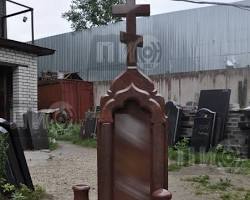 Изображение: Гранитный памятник с часовней