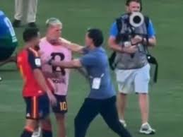 VIDEO | La inesperada piña del Ratón Ayala a Dani Olmo tras el pitazo final