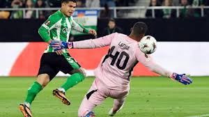 'Cucho' Hernández, figura en clasificación de Betis en Europa League