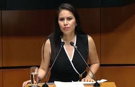Homenaje al Chapulín colorado en el Senado