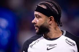 Corinthians corre para renovar com Depay para evitar entrave com transfer ban