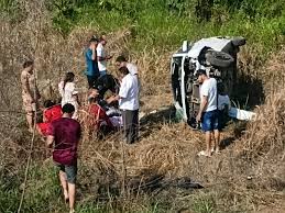 Grave acidente deixa casal ferido após carro capotar na BR-364, em Sena Madureira