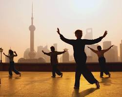 Imagem da aula de ginástica em grupo de Tai Chi em Kampala