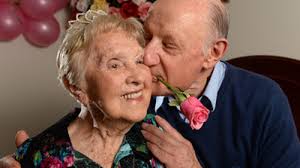 ... đích thực bất chấp sự chênh lệch về tuổi tác. Cụ bà 106 tuổi vẫn hẹn hò &quot;phi công trẻ&quot; 1. Cụ bà Marjorie gặp tình trẻ Gavin Crawford cách đây ba năm ở ... - cu-ba-106-tuoi-van-hen-ho-phi-cong-tre