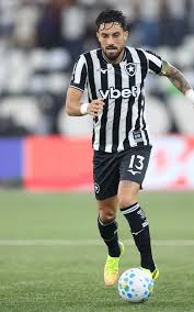 Em último ano de contrato, Telles tem o Botafogo como prioridade