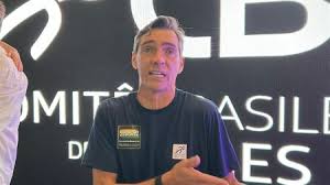 Campeão olímpico, Giba reage à saída de filho de clube da Série A e aponta destino