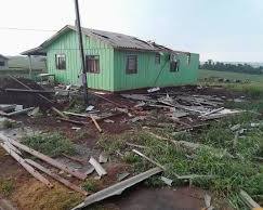 Casa destelhada em Mercedes após temporal