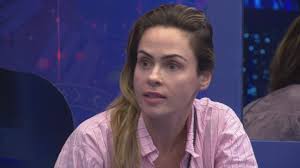 Bruna Griphao em momento de reflexão durante o BBB 23. A sister usa uma camisa rosa listrada e tem o cabelo preso em um rabo…