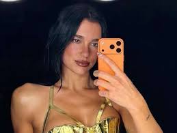 Dua Lipa processa Samsung por uso indevido de sua imagem; cantora pede valor milionário