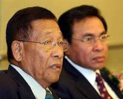 Tan Sri Gen (R) Borhan Ahmad (left) and (Regent) Bupati Kutai Timur H. Isran Noor at the agreement signing ceremony. - b_p4borhan