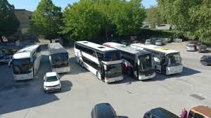 San Leucio, allarme su Piazza della Seta: “Bus turistici e rischio crolli” | FOTO