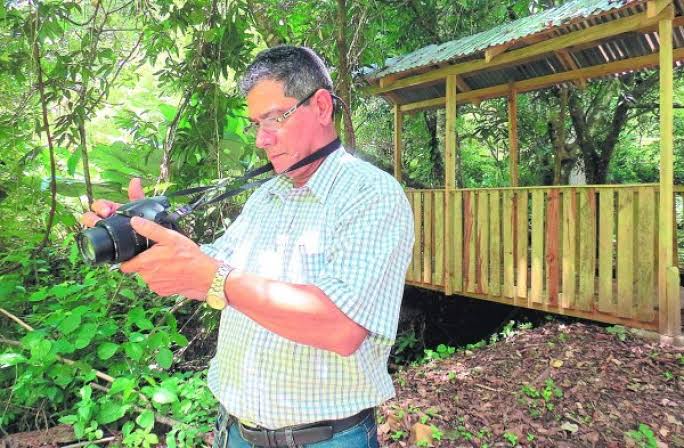 Jorge Luis Oviedo, cosechó más de 30 libros y hoy cultiva la tierra