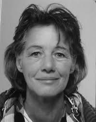 Yvonne van Steen (Rotterdam 1957) is helderziend, -horend, -voelend en -wetend. Sinds 2000 heeft ze heeft een therapiepraktijk voor o.a. psychotherapie, ... - yvonne-ns