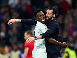 Vinicius no celebró el gol con el Bernabéu y sí con Arbeloa