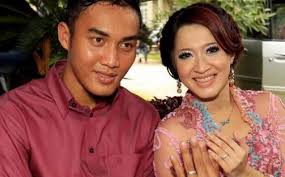 Okie Agustina dan Gunawan Menikah 13 Juli 2012. KOMPAS IMAGES/FIKRIA HIDAYAT. Artis peran Okie Calerista Agustina Sofyan (32) dan pemain tim nasional U-23 ... - Okie-Agustina-dan-Gunawan-Dwi-Cahyo