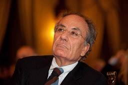 Franco Gallo, eletto oggi presidente della Corte Costituzionale, è nato a Roma il 23 aprile 1937. Ha insegnato presso la facoltà di Scienze politiche ... - Franco-Gallo