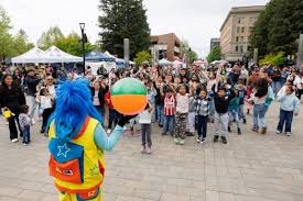 Día del Niño brightens a gloomy Sunday as Santa Rosa families gather for music, toys and prizes