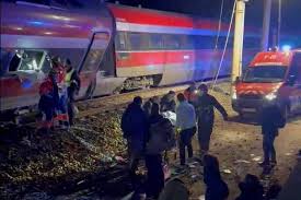 Trens colidem no sul da Espanha, e ao menos 21 pessoas morrem